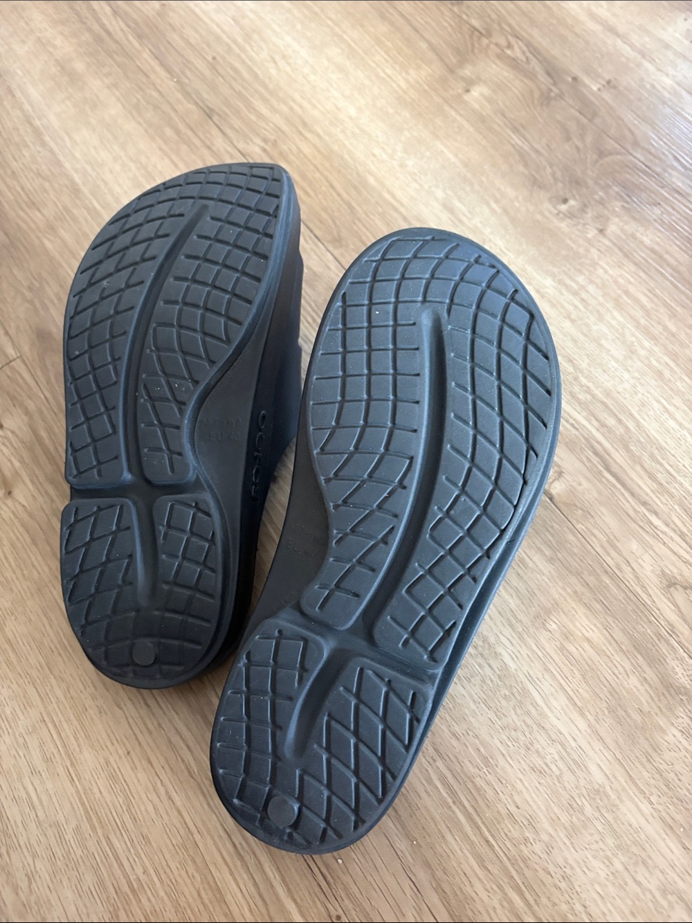 Preowned Oofos slides- Size 7 - Picture 3 of 4